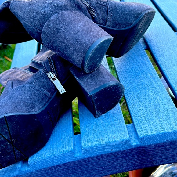 COPY - Aquatalia size 8 M grey suede ankle boots - Picture 6 of 9